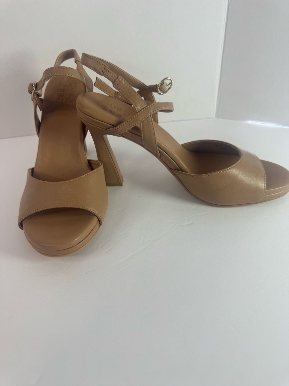 Naturalizer Women’s Beige  Leather Strappy Ankle  Block Heel Sandals 9.5 NWOB